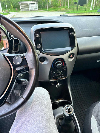 Toyota Aygo 1.0 72 KM, 2019, czerwony, 58 000 km Warszawa - photo 5