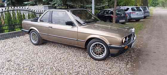 BMW E30 Seria 3 - klasyczny kabriolet z 1984 roku Warsaw